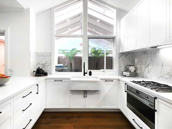 U-Shape Kitchen with Stone Splashback - Kind Kitchens