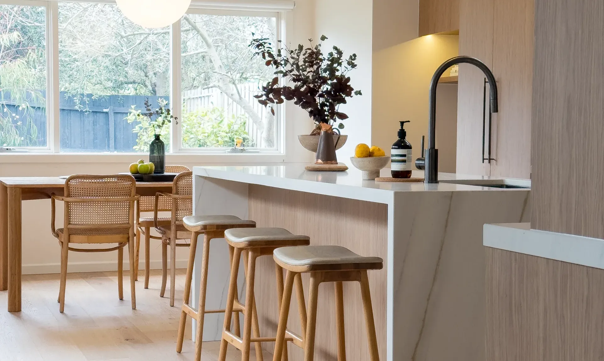 ojnnjmoljljn Timber kitchen with marble waterfall island and dining area